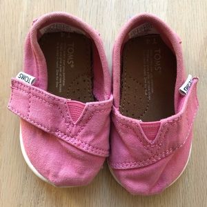 Tiny TOMS girl canvas shoe bubblegum pink - size 4